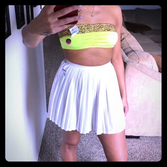 ☘️🐆 2 piece bandeau top w/ white pleated skirt - Picture 1 of 7